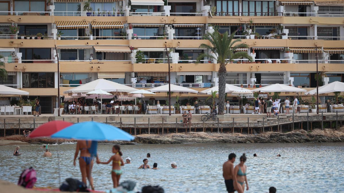 Decenas de personas disfrutan de las primeras horas del día enla playa de ses Figueretes.