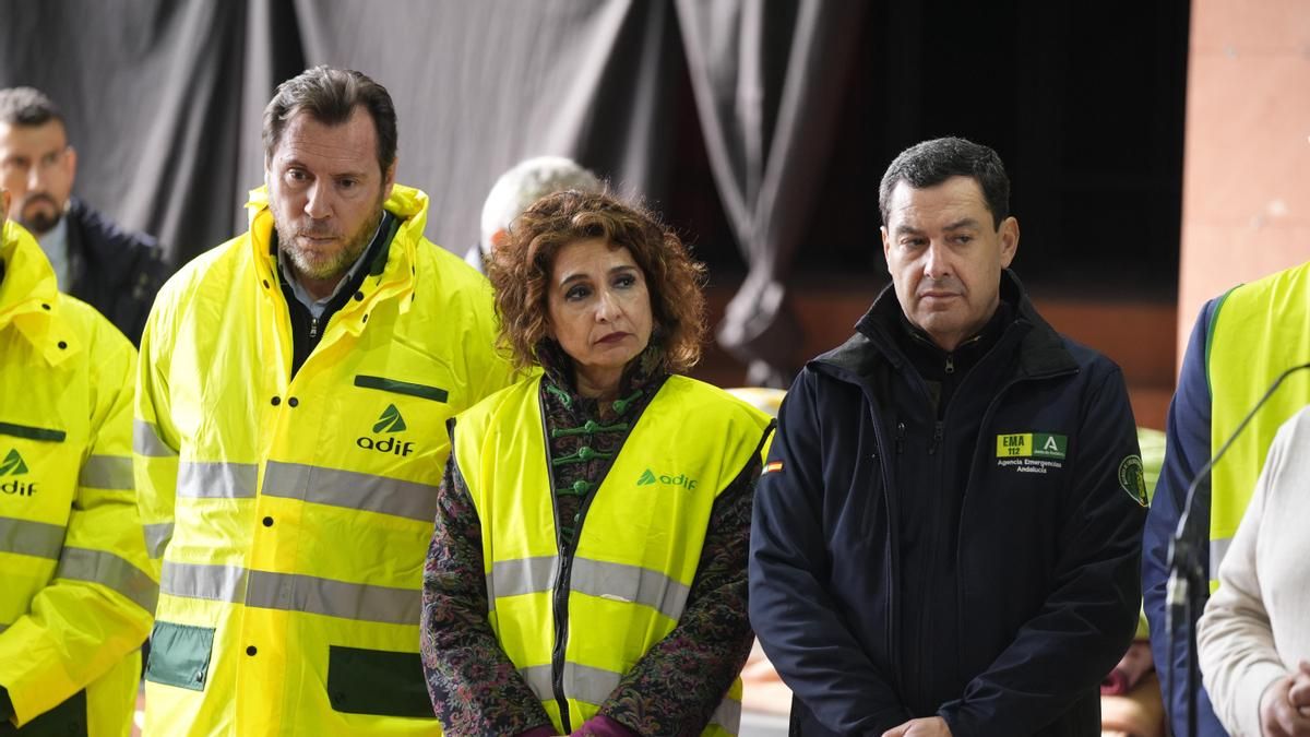 El ministro Óscar Puente, la vicepresidenta María Jesús Montero y el presidente andaluz, Juan Manuel Moreno.
