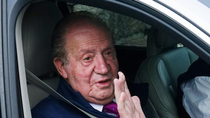 El Rey Emérito Juan Carlos I saluda desde un vehículo a su salida de la casa de Sanxenxo camino de Madrid