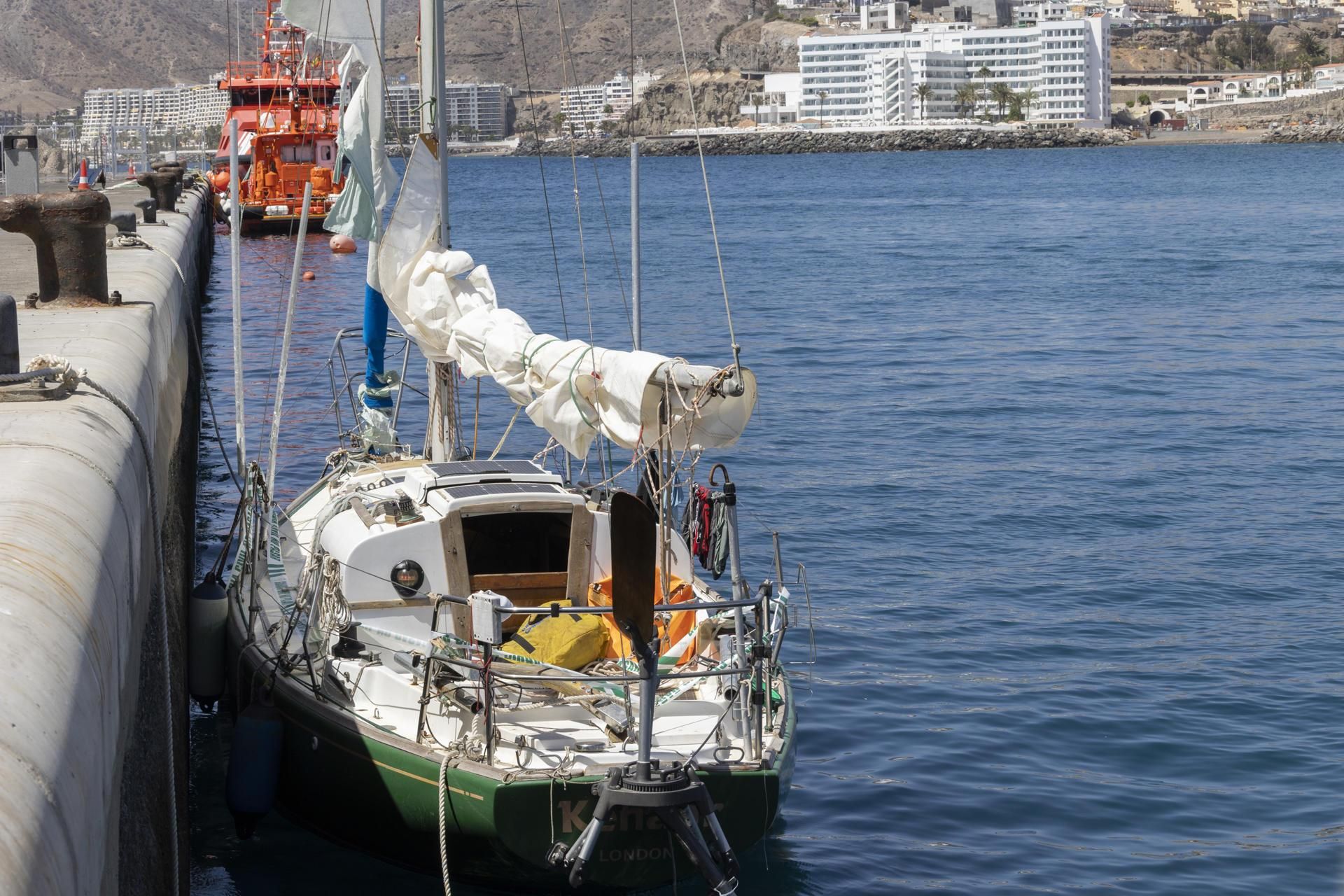 El barco, precintado y amarrado en Arguineguín.