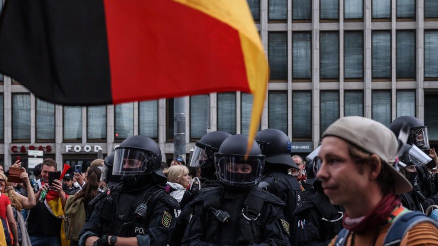 Varios miles en protestas no autorizadas contra las medidas anticovid en Berlín EFE/EPA/FILIP SINGER