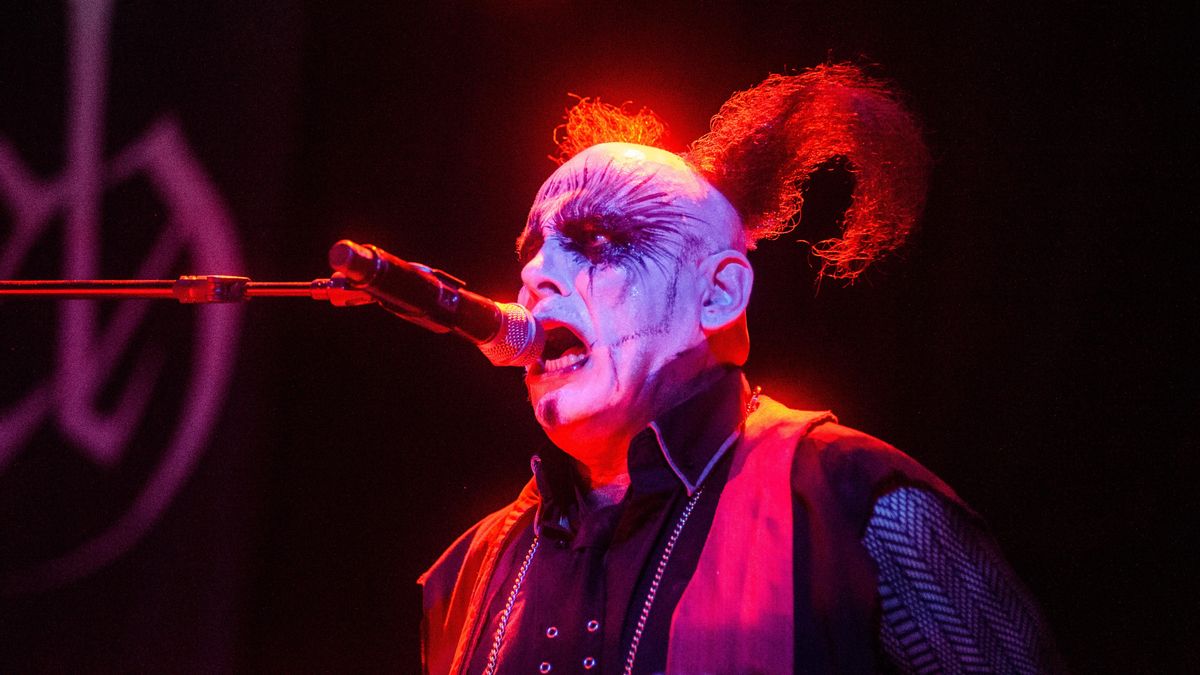Bruno Kramm, de la banda Das Ich, actúa durante el festival Wave-Gotik-Treffen en Leipzig en 2016.