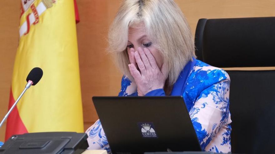 La consejera de Sanidad de la Junta de Castilla y León, Verónica Casado, no puede contener las lágrimas al recordar a los sanitarios de la Comunidad fallecidos durante la pandemia del COVID-19, en su comparecencia de este lunes en las Cortes de Castilla y León.