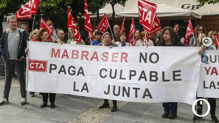 Las limpiadoras de institutos reclaman cobrar y que la Junta asuma el servicio de Mabraser