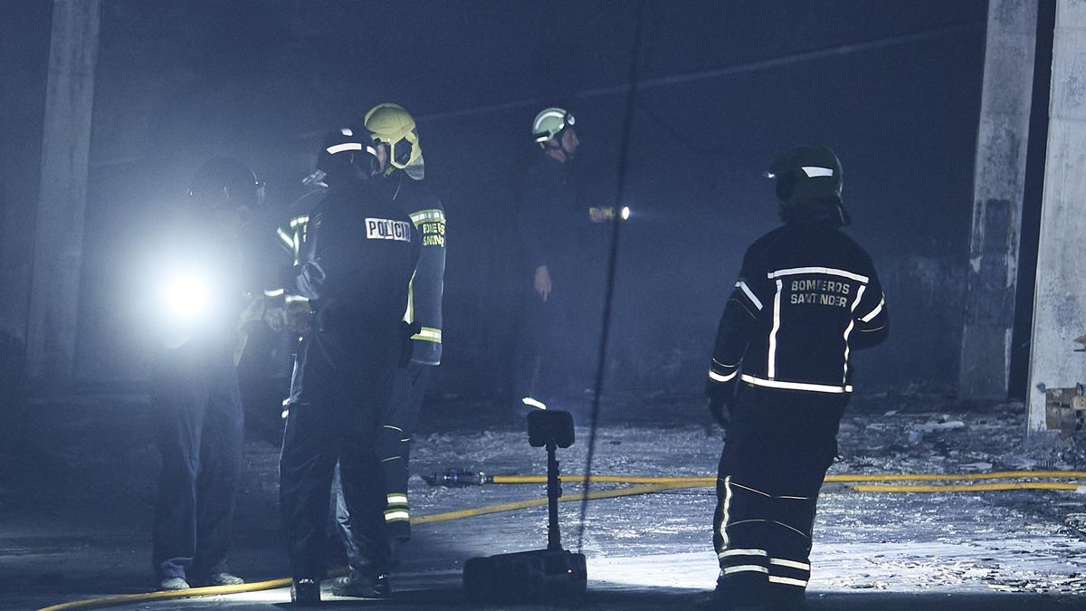Archivo - Bomberos inspeccionan un garaje comunicatorio incendiado en la calle José María Cossío, a 11 de abril de 2024, en Los Acebos, Santander, Cantabria (España).