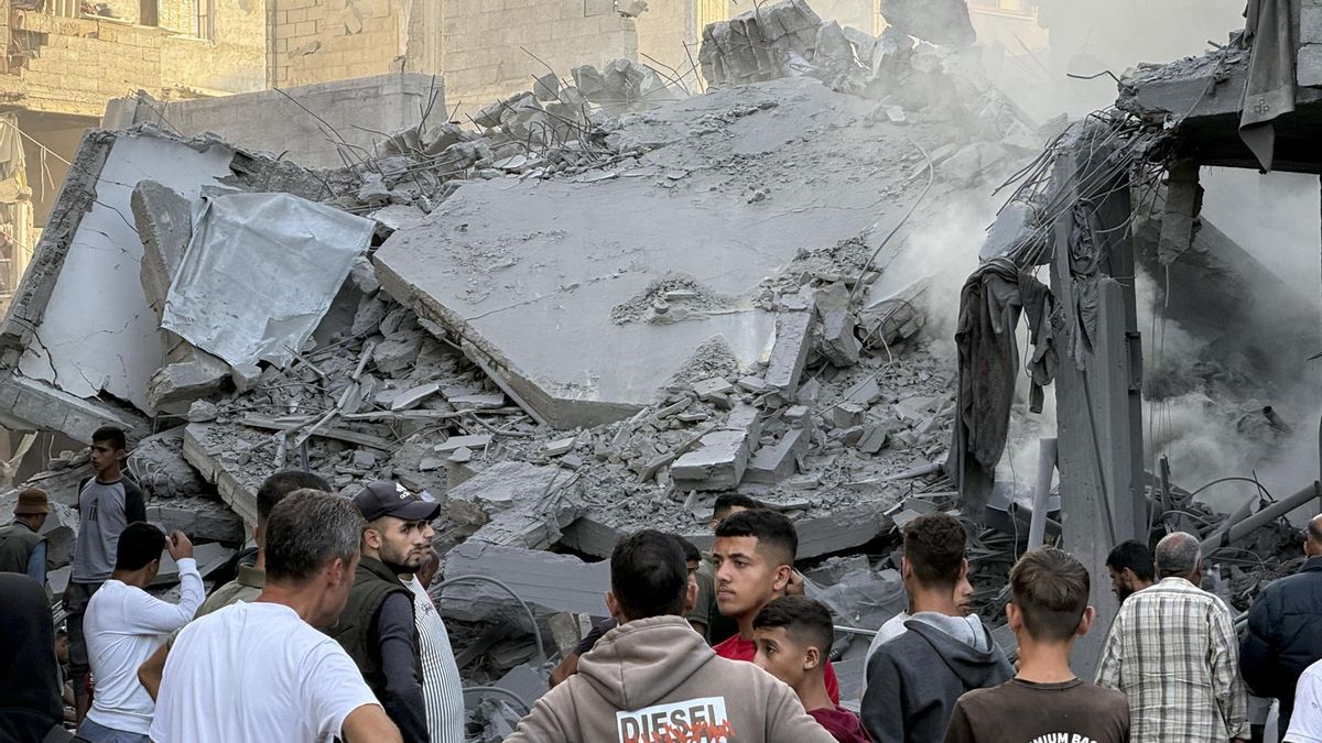 Varios hombres observan los escombros tras uno de los ataques lanzados este domingo por Israel en Gaza contra el campamento de refugiados de Bureij.