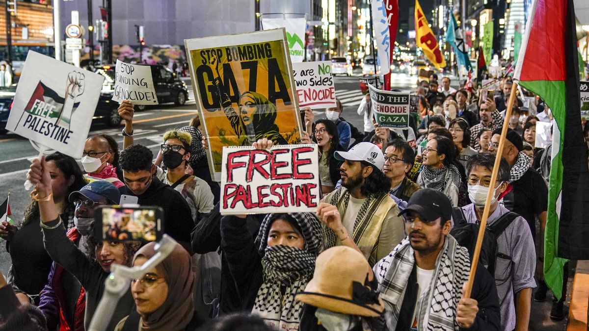 Manifestantes con carteles que piden el fin del bombardeo sobre Gaza en Tokio, Japón.