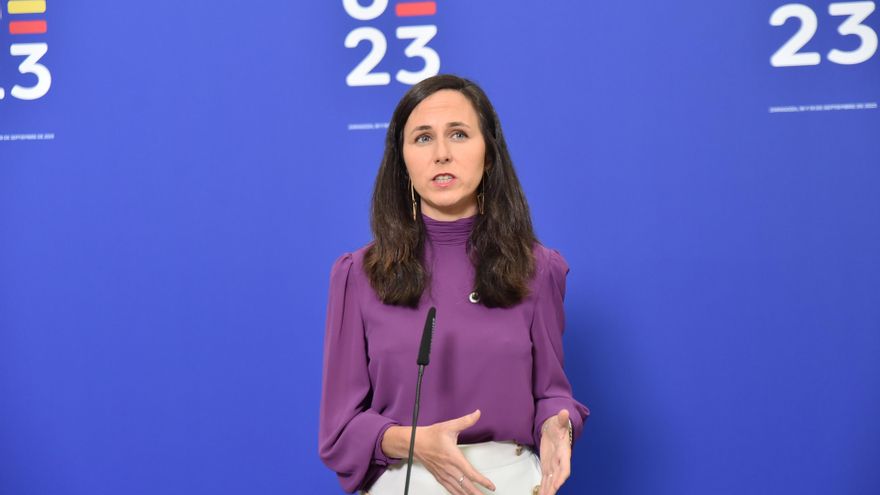 La ministra de Derechos Sociales y Agenda 2030 en funciones, Ione Belarra, atiende a los medios de comunicación, en el Palacio de Congresos, a 18 de septiembre de 2023 en Zaragoza, Aragón (España).