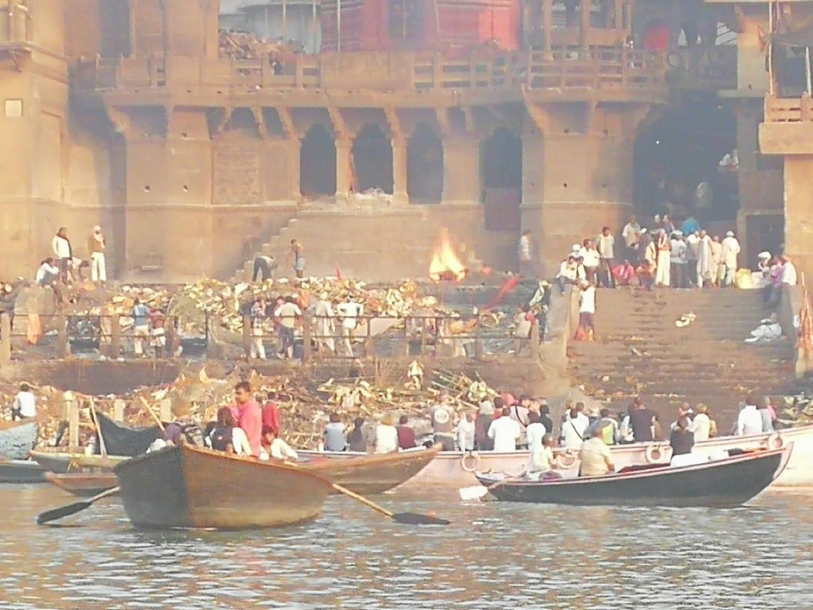 Incineración de cadáveres en la India.