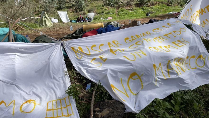 Migrantes y residentes protestan frente al campamento de Las Raíces por las malas condiciones de las instalaciones