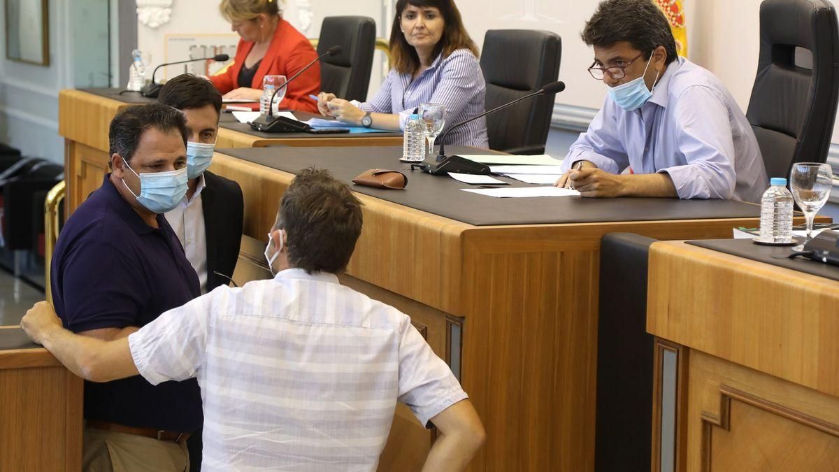 Carlos Mazón preside un pleno de la Diputación de Alicante; de espaldas, el portavoz de Compromís, Gerard Fullana.
