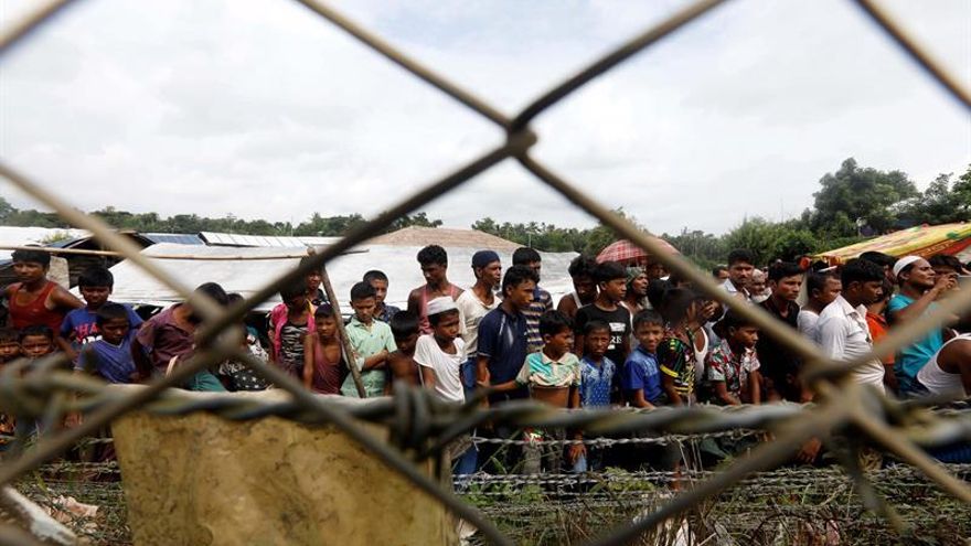 Refugiados rohingyás cerca de la valla fronteriza entre Bangladesh y Birmania.