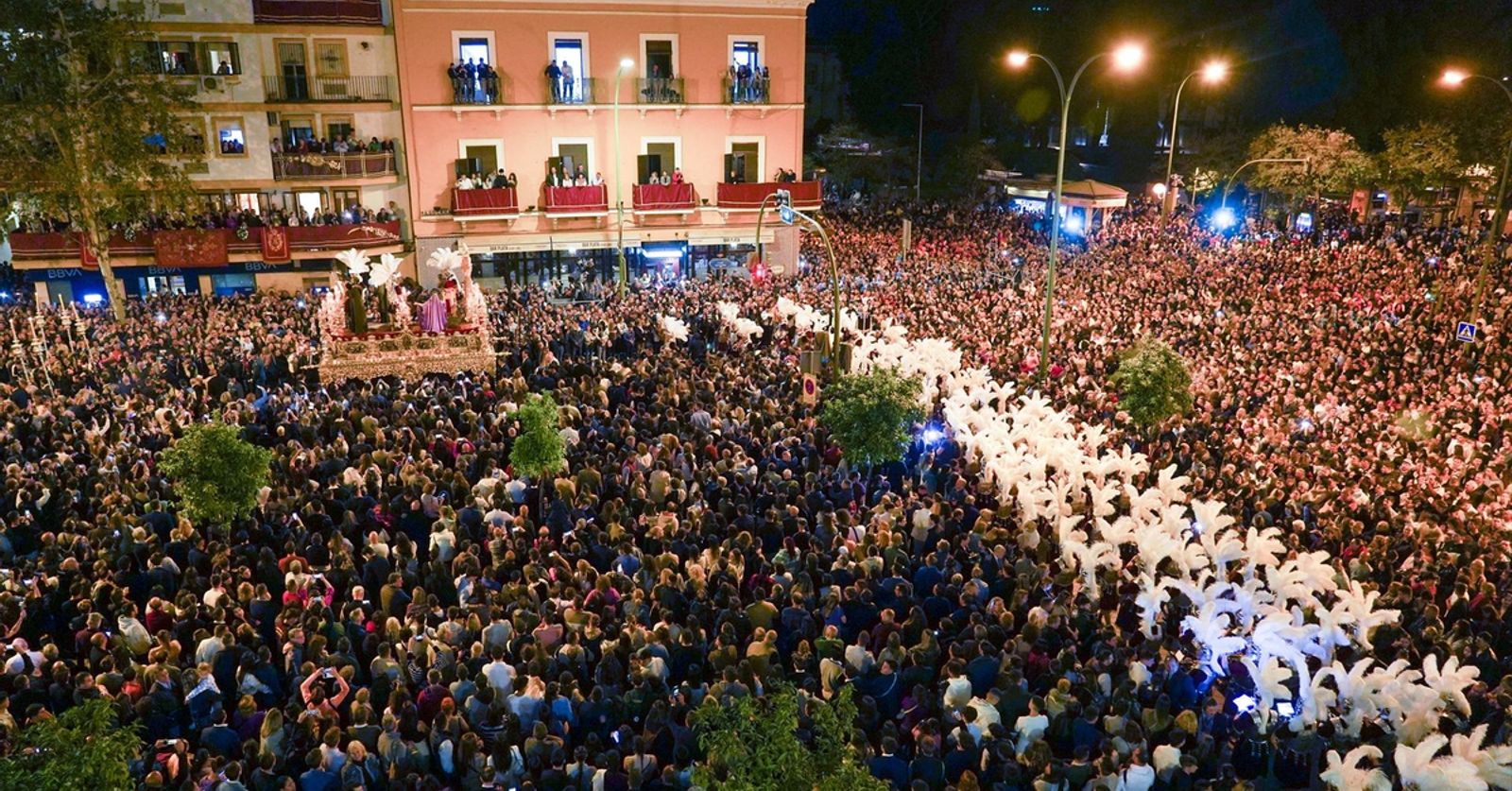 Las cofradías alertan de la masificación de la Semana Santa de Sevilla: "No  cabemos más, no necesitamos turistas ni cruceros"