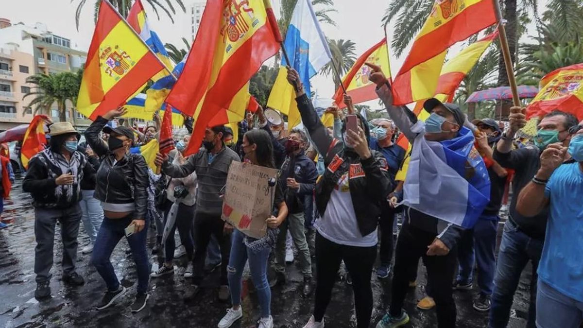 Ni “viven de pagas” ni “les regalan las casas”: cómo se construyen y propagan los bulos sobre migrantes