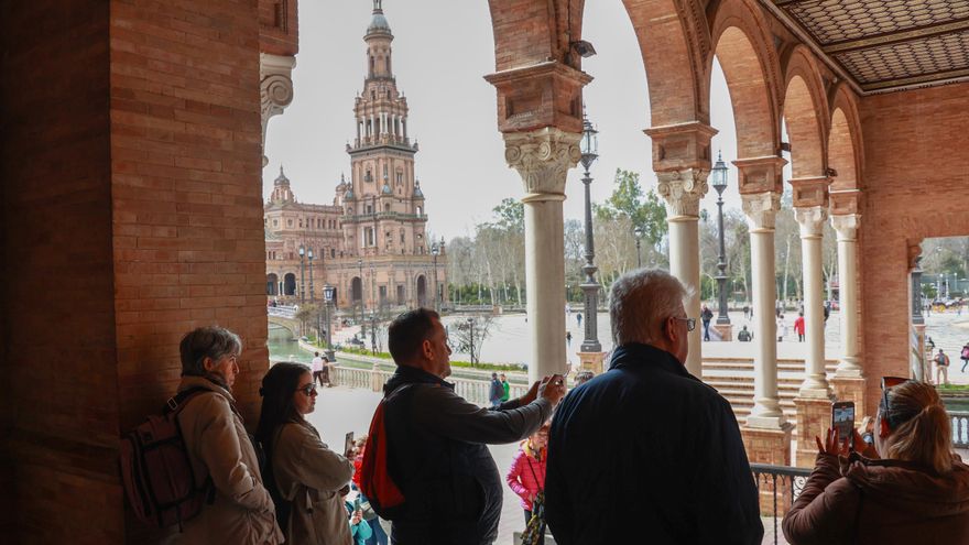 Un propietario que no sabía nada y un portazo: el alcalde de Sevilla tropieza en su plan de privatizar la Plaza de España