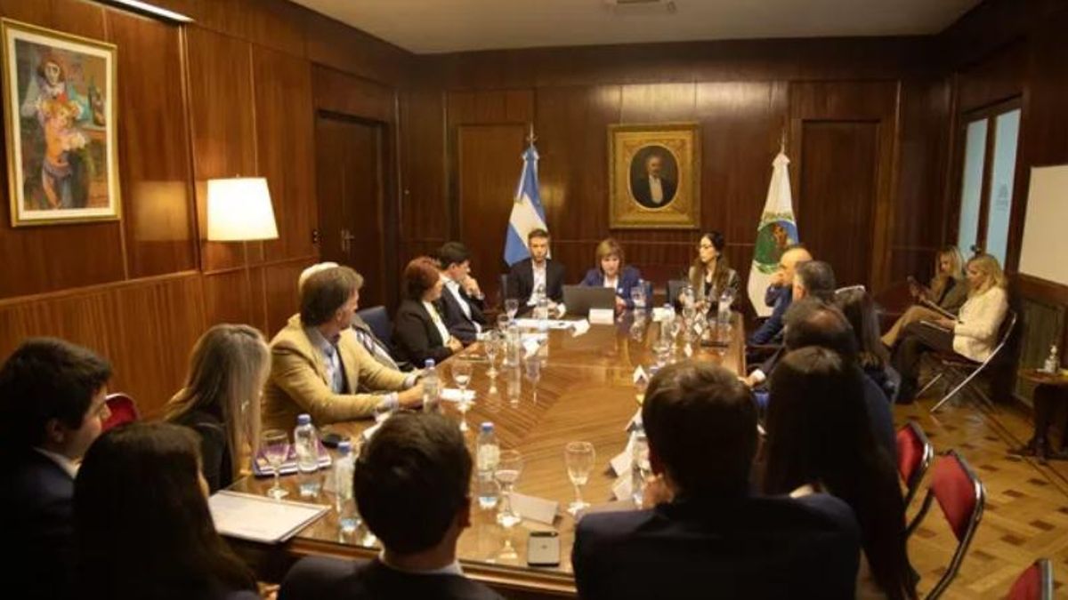 Patricia Bullrich en el Senado junto al resto del bloque de La Libertad Avanza.