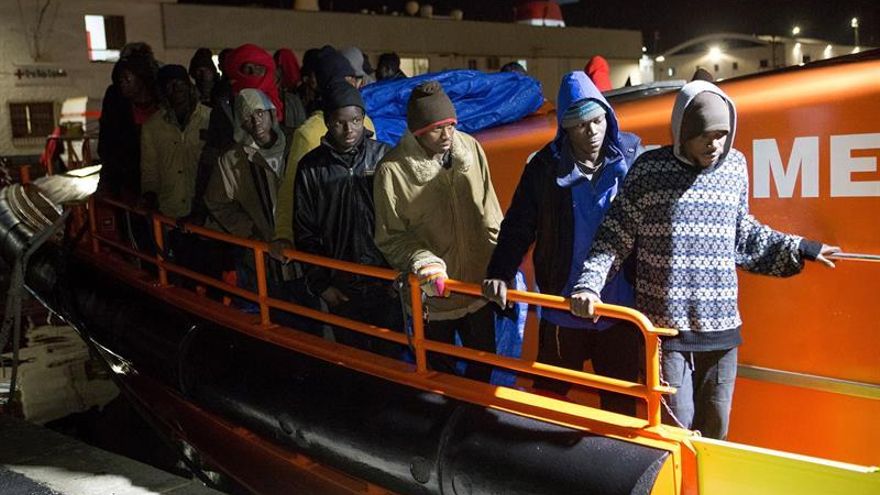 Llegan en buen estado a Motril los 103 inmigrantes rescatados por Salvamento