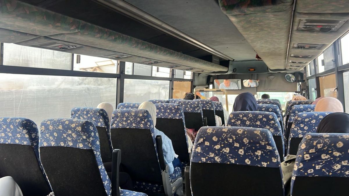Interior del autobús con alumnado gazatí rumbo a Jordania, para volar a España.