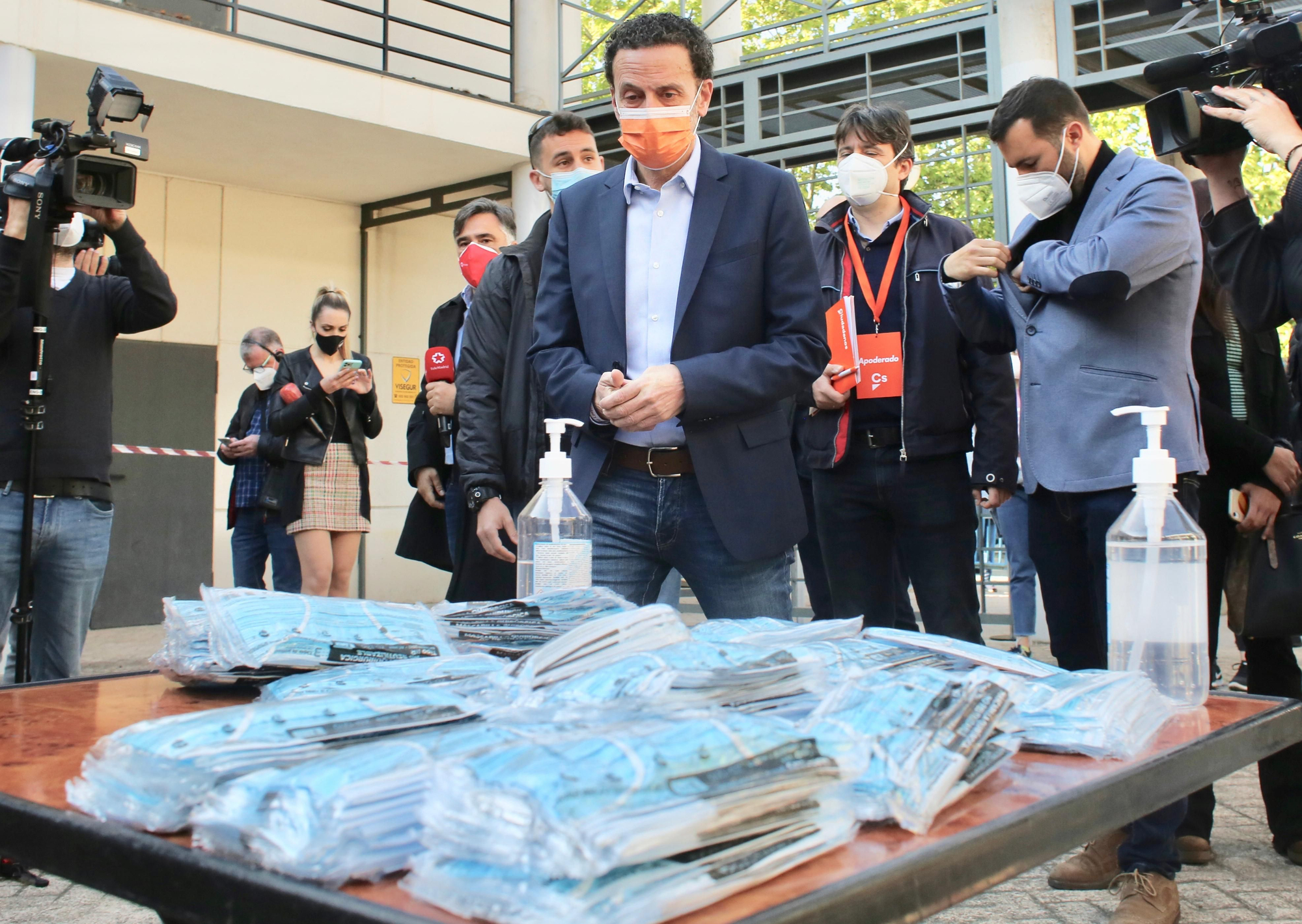 Edmundo Bal, el primero en votar