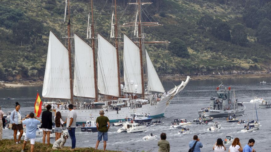 Despedida multitudinaria en la ría de Ferrol al Juan Sebastián de Elcano