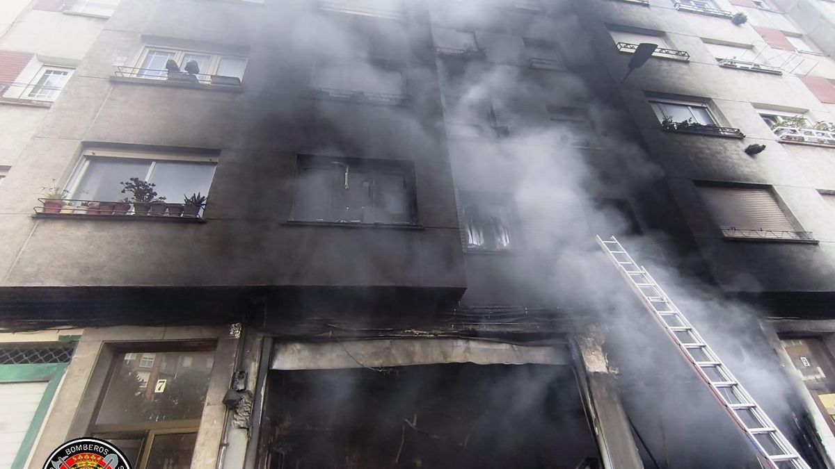 Imagen del incendio en el bajo del edificio de la calle Leopoldo Pardo que se usaba como garaje para cargar coches eléctricos.