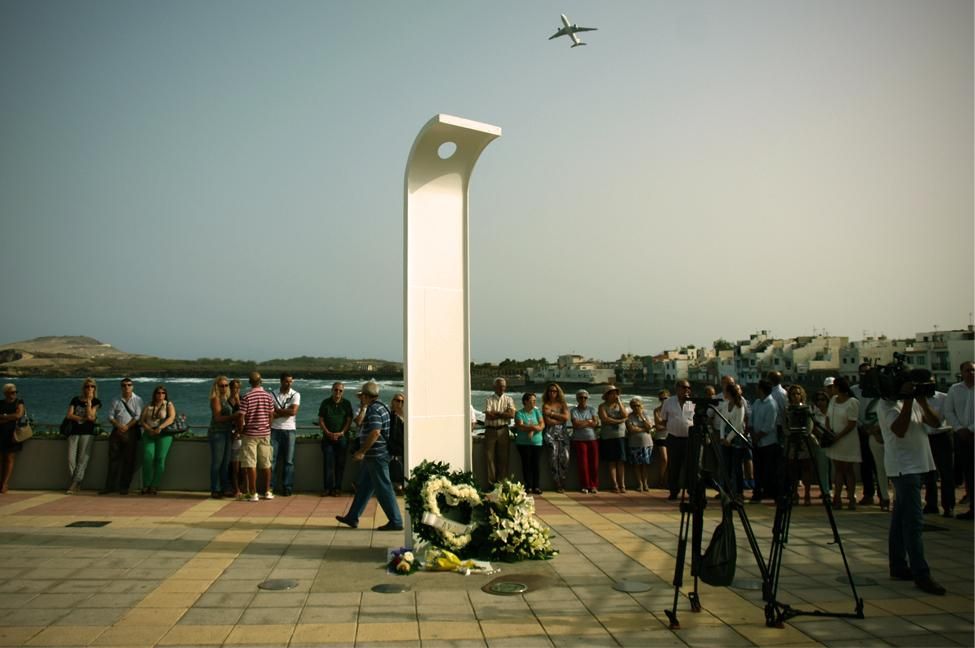 Ofrenda floral de la Asociación de Afectados por el Vuelo JK5022 en Ojos de Garza.