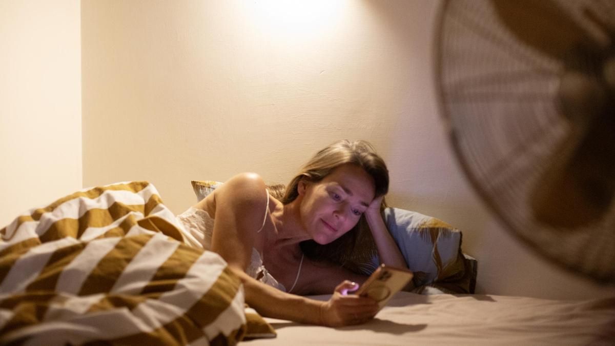 Esto es lo que debes tener en cuenta si duermes con el ventilador o el aire acondicionado puesto