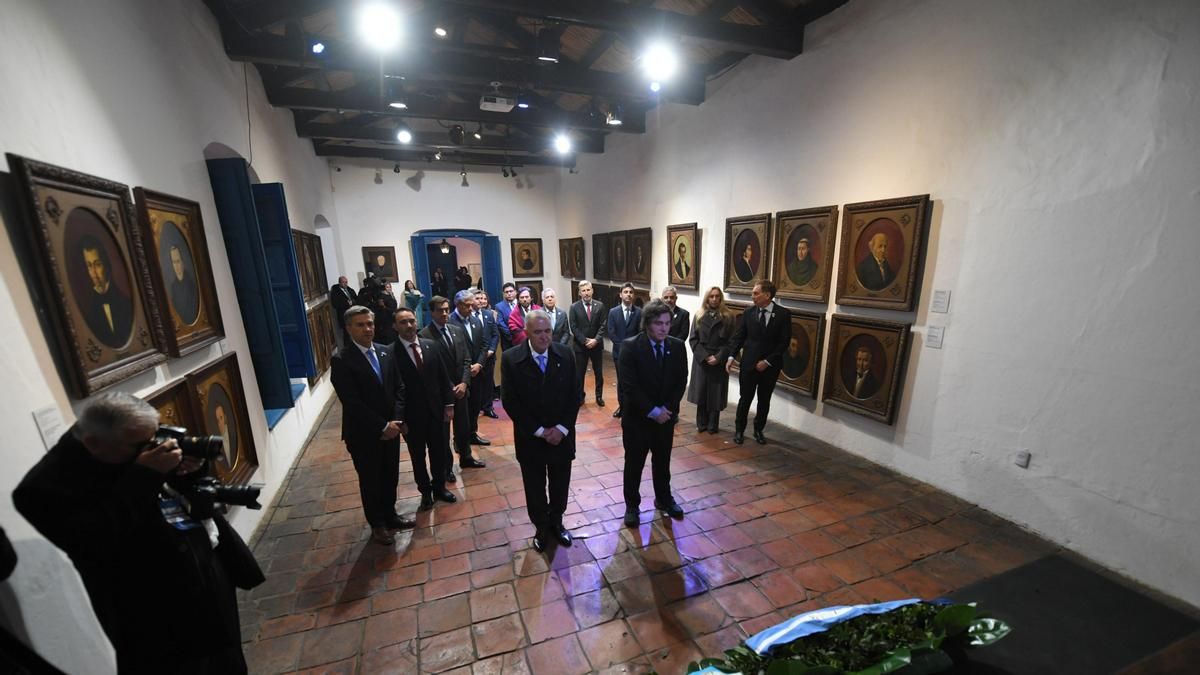 Un senador libertario propone reformar la Constitución por la coparticipación, mientras Milei reparte fondos a discreción