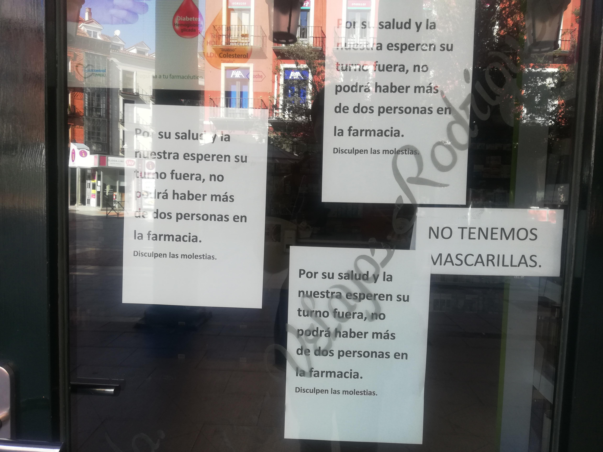 Carteles en una farmacia de Valladolid.