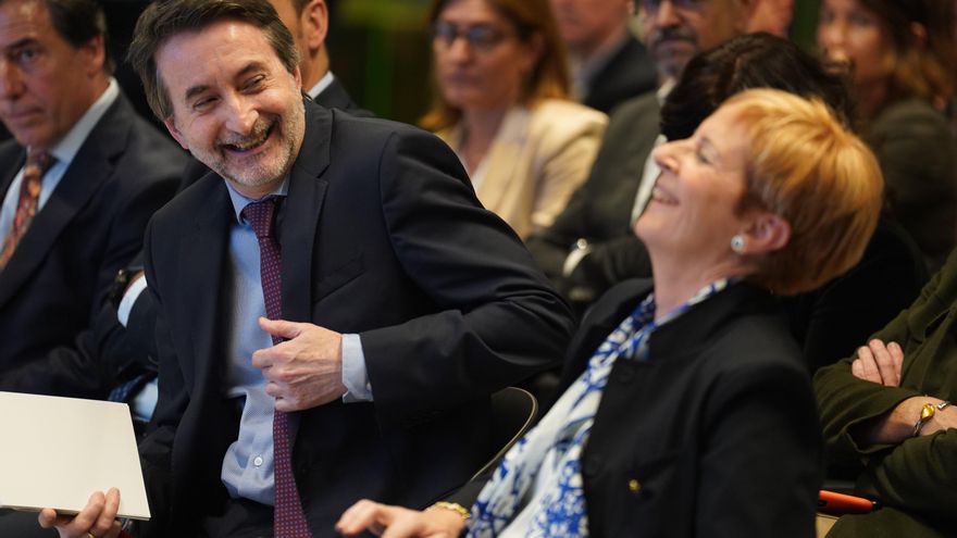 Imaz junto a la consejera Arantxa Tapia.