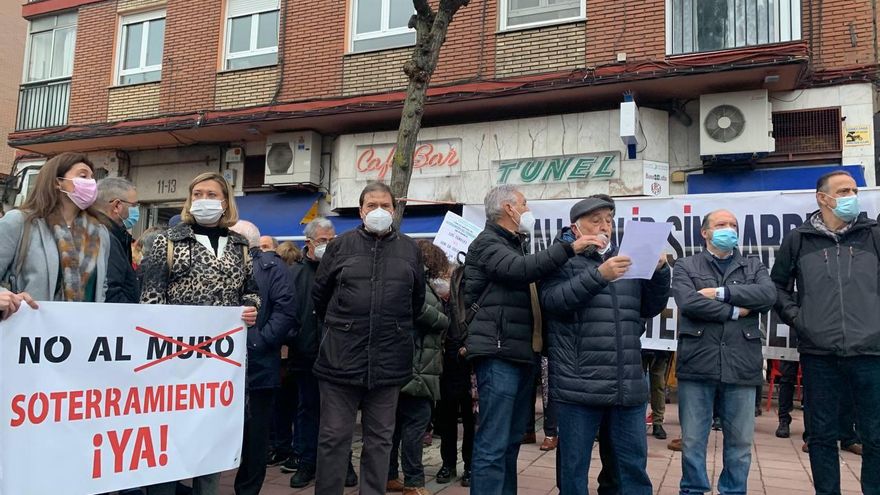 Concentración a favor del soterramiento en Valladolid. En la imagen, la portavoz del Grupo Popular del Ayuntamiento de Valladolid, Pilar del Olmo, sujeta uno de los carteles.