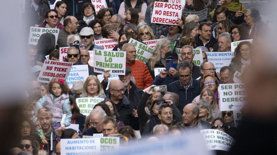 Miles de aragoneses salen a la calle para defender la sanidad pública: "Ser pocos no resta derechos"