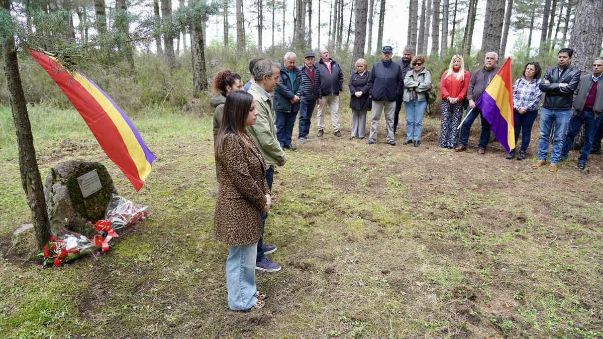 El PSOE de La Robla celebra un homenaje a las víctimas de la Guerra Civil y el franquismo.