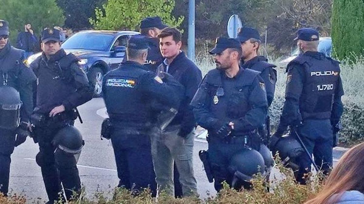 Vito Quiles conversa con agentes de Policía Nacional a la llegada al campus de Somosaguas