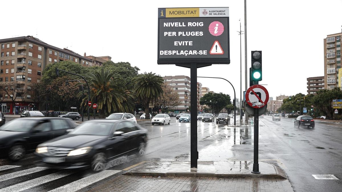 Varios reventones húmedos con vientos de hasta 149 kilómetros por hora causan daños materiales en varios puntos de València