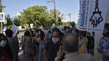 Manifestación frente a las puertas del juzgado en favot de los tres jóvenes de las vías /CARLOS TRENOR