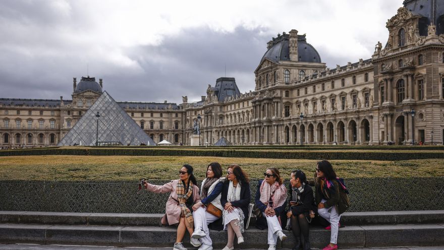 La Policía detiene a cinco nuevos sospechosos por el robo en el Louvre, entre ellos uno de los posibles ladrones