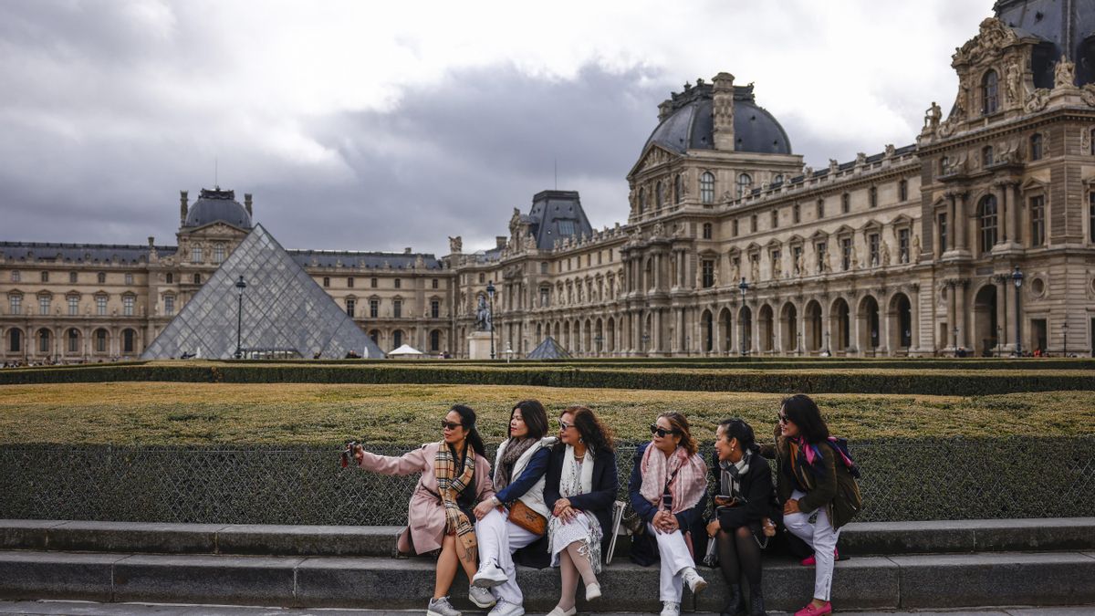 La Policía detiene a cinco nuevos sospechosos por el robo en el Louvre, entre ellos uno de los posibles ladrones