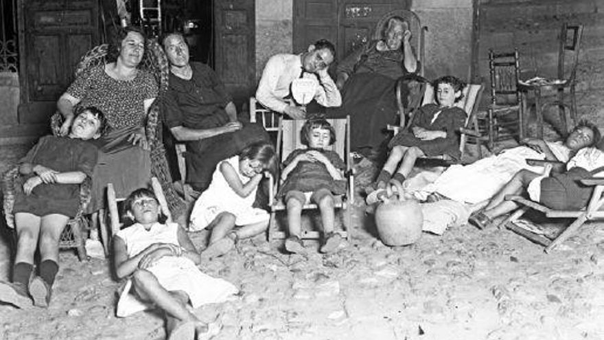 1934. El calor nocturno provocaba que se intentara dormir mejor fuera de las casas.
ARCM
