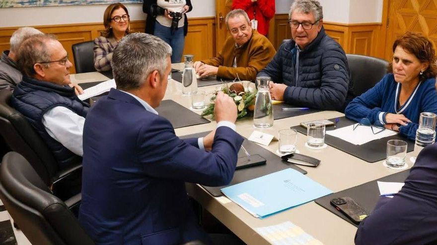 Reunión del consejero de Agricultura, Ganadería, Pesca y Soberanía Alimentaria del Gobierno de Canarias, Narvay Quintero, junto al viceconsejero de Sector Primario, Eduardo García, y el director general de Agricultura, Juan Ramón Rodríguez Marín, con representantes de las cuatro Organizaciones Profesionales Agrarias de Canarias.