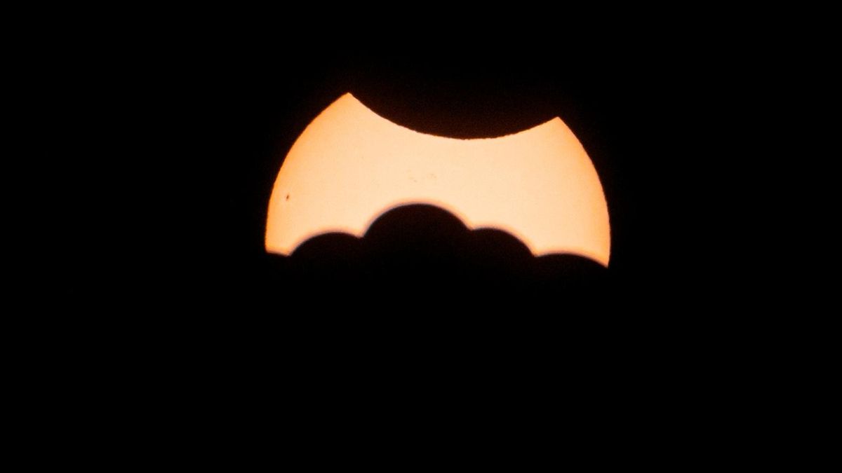 Un eclipse o un tránsito astronómico ocurre fundamentalmente cuando un cuerpo celeste se interpone en la línea de visión entre un observador y una fuente de luz lejana, bloqueando una fracción de esa radiación