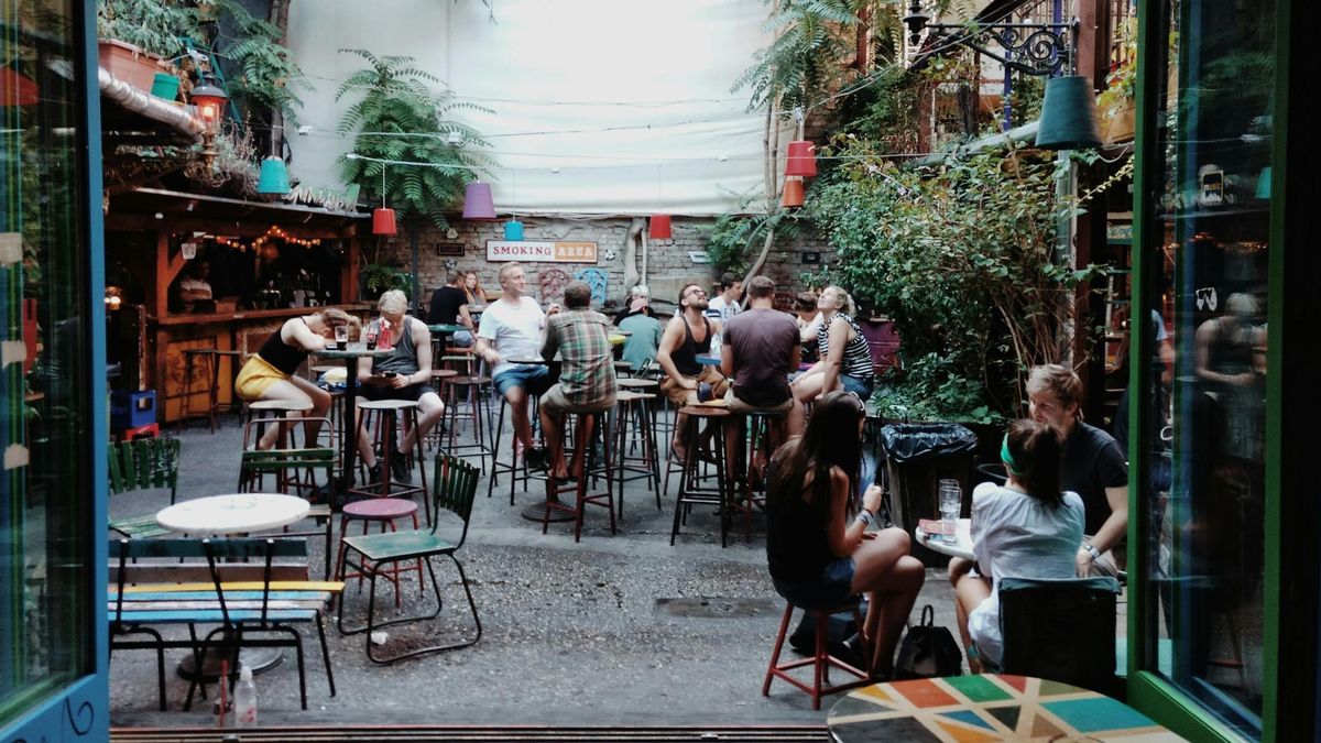 Los 'ruin bars' de Budapest, el lugar ideal para desconectar con los amigos.