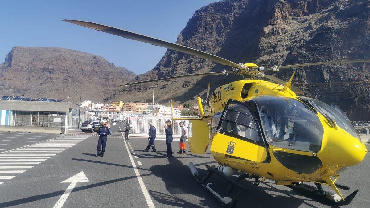Herido grave un conductor de 78 años al caer con su vehículo por un barranco en La Gomera