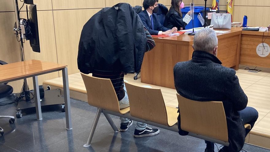 El acusado Sergio Moyano, sentado en el banquillo a la izquierda.