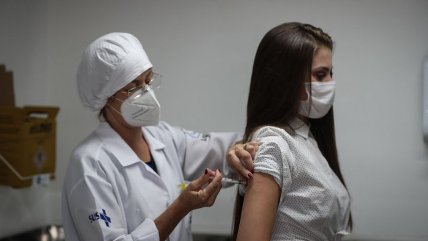 Fotografía de archivo en la que se registró a una joven al ser vacunada contra la covid-19, en Sao Paulo (Brasil). EFE/Fernando Bizerra