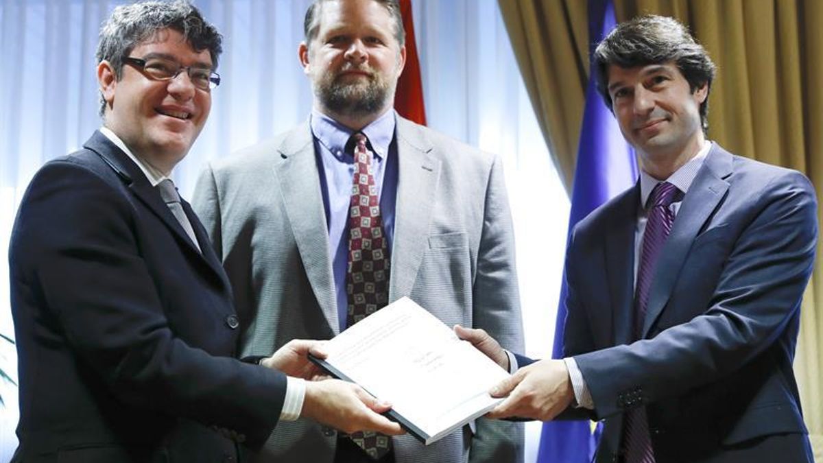 Técnicos del Massachusets Institute of Technology y la Universidad de Hardvard hacen entrega de los informes técnicos al ministro Álvaro Nadal