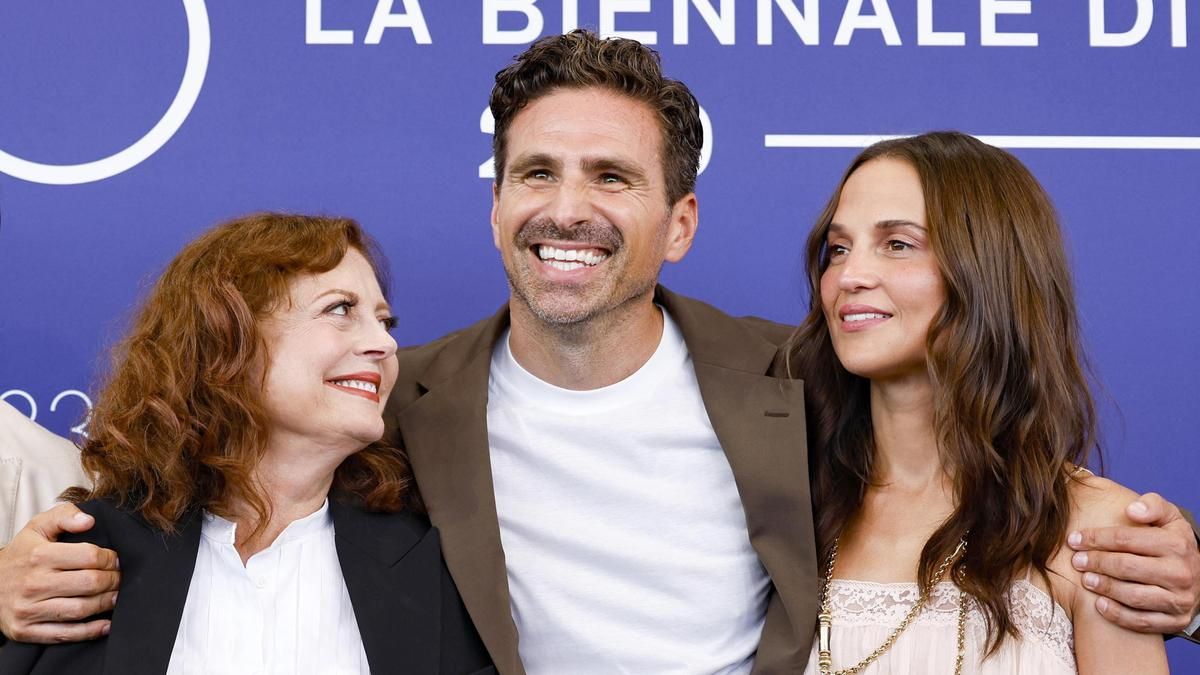 Susan Sarandon, Andrea Pallaoro y Alicia Vikander durante el photocall de 'The Echo Chamber' en el 83.º Festival Internacional de Cine de Venecia.