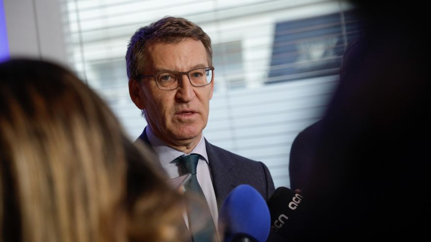 El líder del Partido Popular, Alberto Núñez Feijóo se dirige a los medios de comunicación tras su encuentro con el presidente del Partido Popular Europeo, Manfred Weber (no en la imagen) este jueves en Bruselas. EFE/Pablo Garrigós