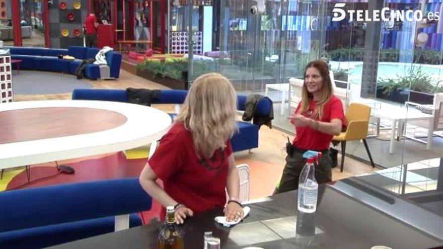 Ivonne hablando con Emma