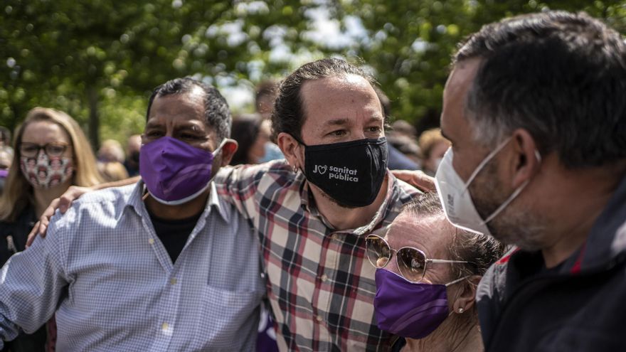 El candidato de Unidas Podemos el 4M, Pablo Iglesias, se fotografía con unos seguidores tras un acto en Usera (Madrid) este viernes